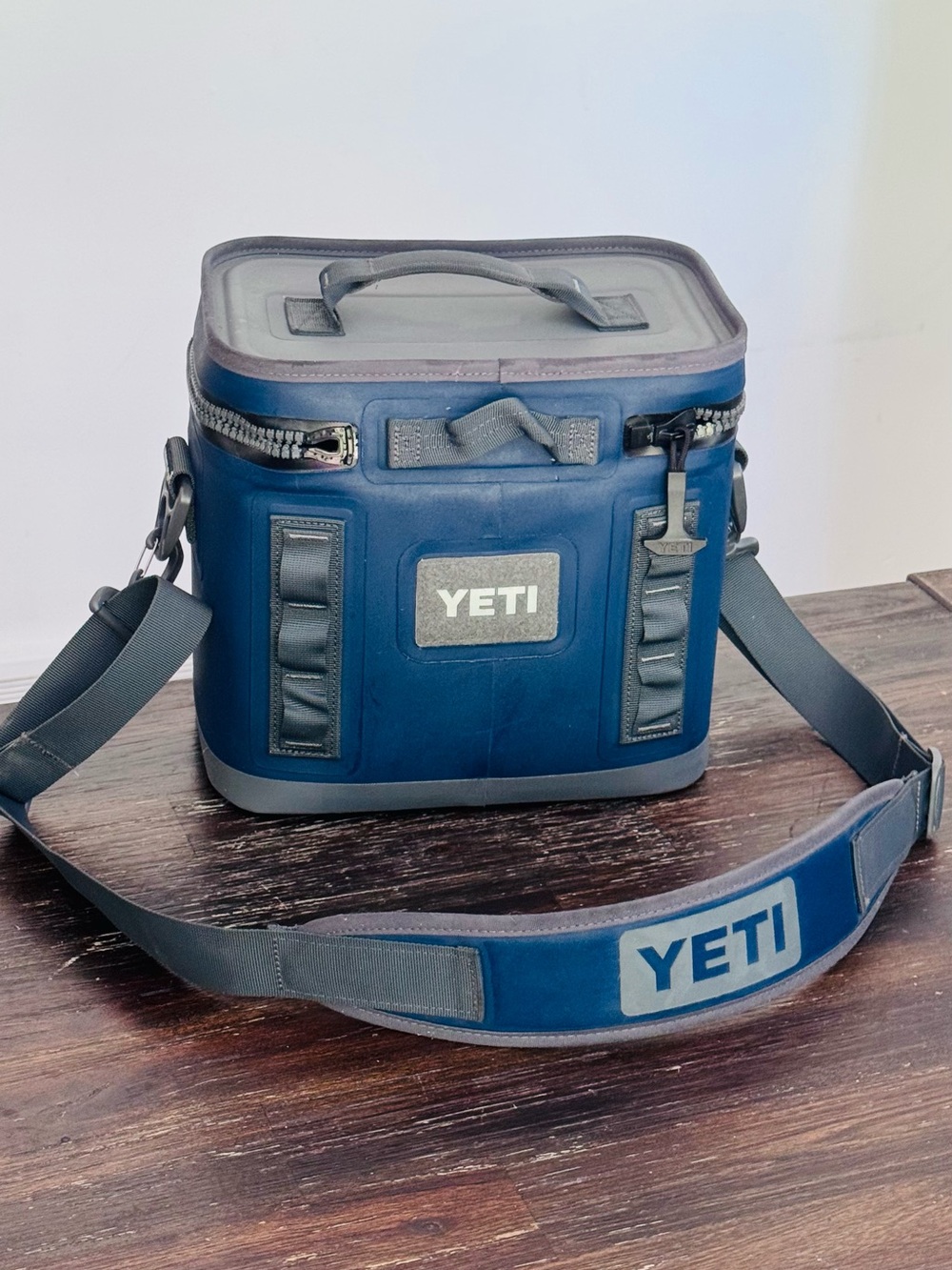 YETI Hopper Flip 8 Cooler - Navy Blue